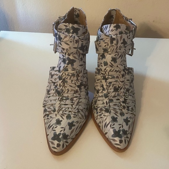 Gianni Bini bootiekryy
BLACK FRIDAY DEALS CHECK OUT MY CLOSET - Picture 2 of 7